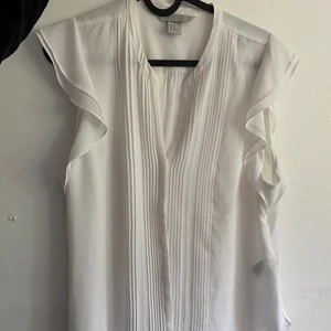 Vit blus 42 - Vit blus från H&M consious i storlek 42. Passar en 38-40 snarare än 42.