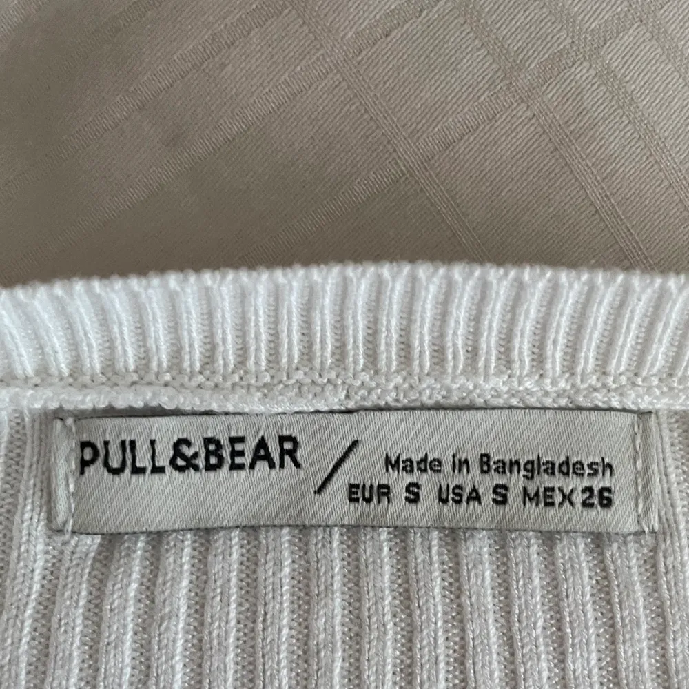 Jätte fin men aldrig använd, fina detaljer på ärmar och tröjans slut. Från Pull&Bear. Toppar.