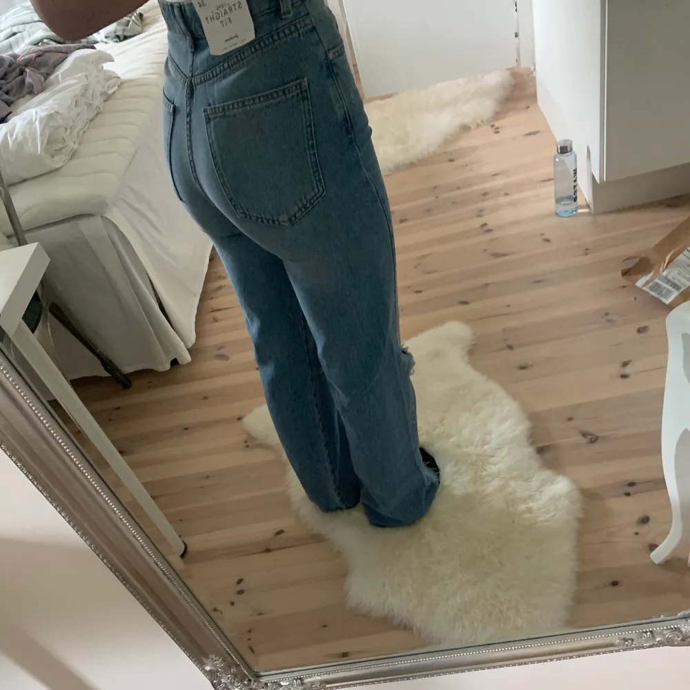 Säljer dessa skit snygga jeans från Stradivarius då hålen på knäna inte riktigt hamnade där dem skulle! Oanvända med prislapp kvar. Jeans & Byxor.