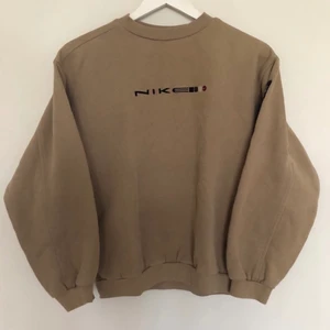 Vintage Nike sweatshirt - Säljer dennna sweatshirt från Nike - nypris 499 kr - kollar igenom tröjan och kan inte hitta några tecken på användning - ingen återbetalning - 