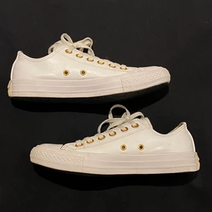 Vita Converse  - Skitfina vita Converse som tyvärr blivit för små för mig🤍 de är i skinn vilket gör att det blir enkelt att rengöra dem och hålla de i ett fint skick! Hann inte använda de så mycket så de är i ett väldigt fint skick!