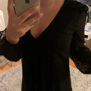 Fest klänning  - Underbaraste klänningen, lång men tunna ärmar så man kan ha den till allt. 💕 Jättefina detaljer, skriv för fler bilder 🥰 Från zara, har en söm som går in vid midjan som ger jättefin form