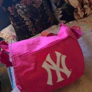 Jättefin new york yankees väska som får plats med mycket men perfekt storlek 