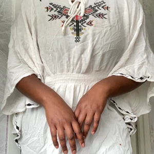 Vit tunika  - Vit mönstrad tunika