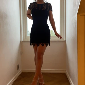 Elegant svart kvällsklänning - Funkar perfekt för en dejt! Så fin och elegant kort klänning. Storleken är S från Zara basic. Kolla mina mått på min profil!!
