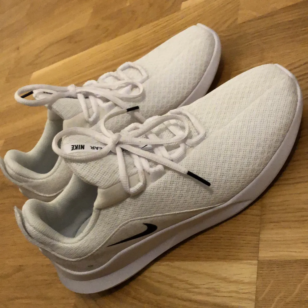 Vita Nike skor i storlek 40, aldrig använda ute och enbart använda nån gång inne . Skor.