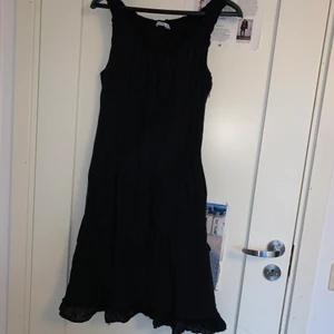 Svart sommarklänning  - Härlig sommarklänning, sparsamt använd. Köparen betalar frakt