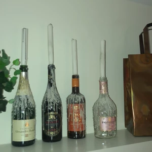 Stearin flaskor - Säljer nu dessa fina flaskor för 40kr st. Flaskorna fraktas säkert Tsm med 3 st nya stearin ljus❤️ 