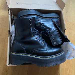 Dr Martens Jadon - Som nya! Strl 39. Använda 2 gånger.   Nypris 2300:-  