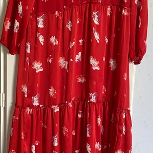 Maxiklänning med blommig tryck  - Snygg sommarklänning från Nelly som användes endast två gånger och är i ett MYCKET FIN skick! Den är mycket passande till en somrig varm dag. Klänningen har ett underlägg som når ner till knät på mig som är 165 cm lång! Tyget är jätte lätt på kroppen och jätte kall 😍 hoppas den får en ny ägare som tar den med sig till nästa semester eller äventyr 👍