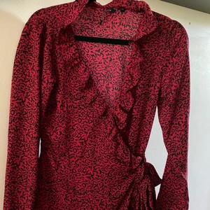 röd leopard klänning - säljer denna oanvända leopard klänning! I och med att den aldrig kommit till användning är den i nyskick💕 hör av er vid intresse eller frågor 