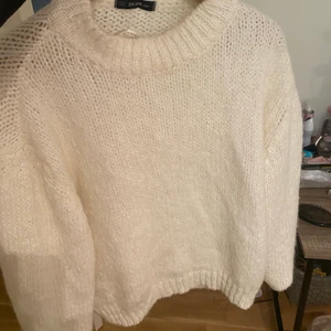 Stickad tröja - Fin stickad tröja aldrig använd från chiquelle, storlek one size. Super fin till sommaren. Kontakta mig för o köpa❤️