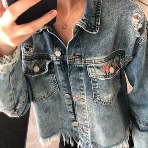 Jeansjacka från Zara - En jeansjacka från Zara i väldigt bra skick. Den ska alltså se ”sliten” ut.  