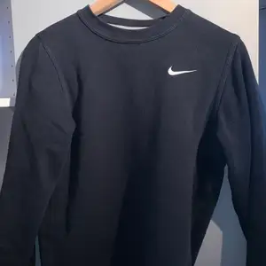 En Nike sweatshirt i bra skick. Storlek: XS 