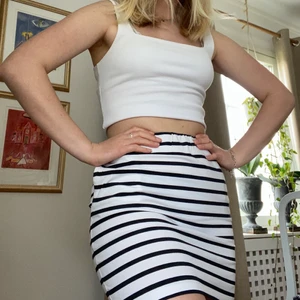 Randig kjol - Söt randig kjol med fickor i fram🤍💙 köpt i Danmark från Magasin✨ stor i storleken så passar upp till medium🦋