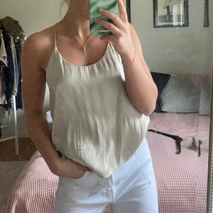 Topp från foverever21  - Söt guldig sidentopp från forever 21. Liten fläck nere till höger (zooma in första bilden). Storlek S. 