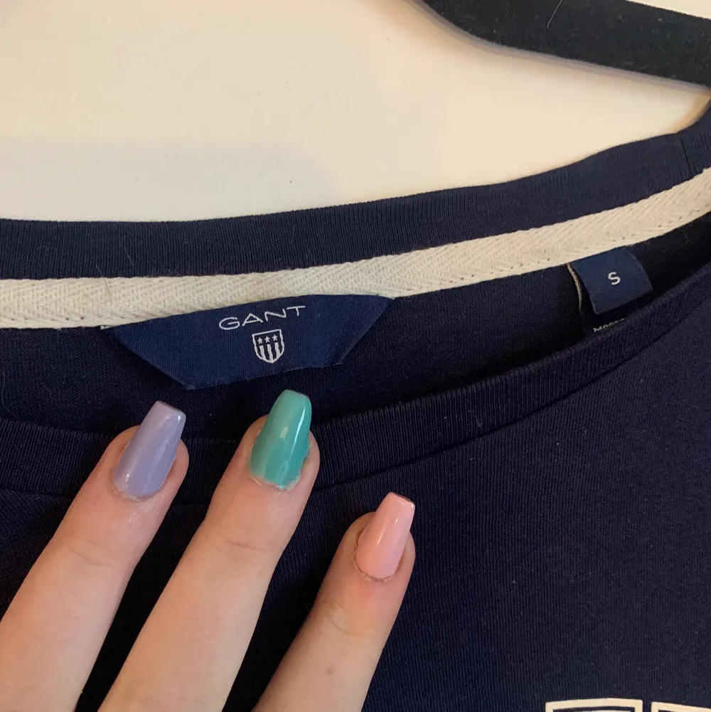 Marinblå gant T-shirt som knappt är använd, storlek Small, tvättas innan den skickas och köparen står för eventuell frakt. T-shirts.