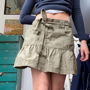 Grön jeans kjol  - Jättesnygg jeanskjol i storlek S-L men fungerar för de fläska eftersom det går att knyta. Köparen står för frakt. 💕