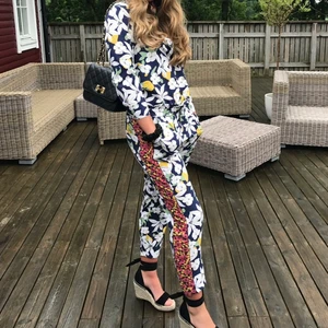 Blommigt kostymset  - Blommigt kostymset ifrån Zara. Storlek 36. Väääldigr somrigt och härligt! Bra skick! 