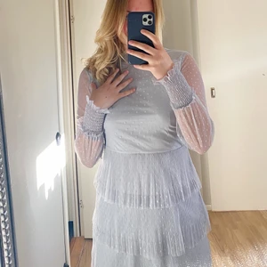 Festklänning!!! - Världens finaste klänning !!! Så drömmig med volanger och spets 💛✨🙌🏻