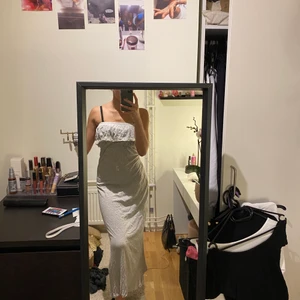 Grå långklänning i strl S/M - Jätte fin Grå långklänning som passar till sommaren❣️Har en jätte fin vit detalj❣️ kommer tyvärr ej till användning❣️klänningen passar alla kom privat för mer info❣️köpare står för frakt❣️