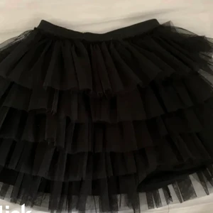 Populär tyllkjol från Zara - Säljer nu min populära tyllkjol från Zara! Storlek 11-12 men passar mig som har S-M