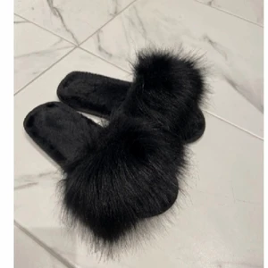 Pältofflor - Säljer dessa pälstofflor i storlek 39. Buda privat!🥰