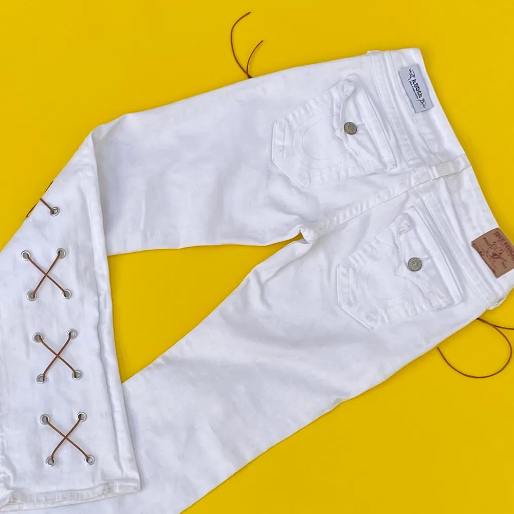 True Religion secondhand-jeans med brun snörning. Designade av Ezzie i samarbete med Ebba Martin. (Shipping only within Sweden). Jeans & Byxor.