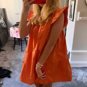 Säljer denna superfina orangea klänning, aldrig använd! Superhärlig färg! Jättesommrig och skön ❤️
