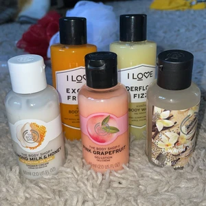 Bodyshop, I LOVE  - Säljer shower gels, gel lotion, shower cream. Alla är helt oandvända och luktar super gott! Säljer för 20kr styck🥰 frakten kostar 25kr för the body shop flaskorna och 48kr för dom andra.