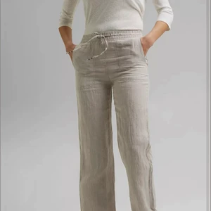 Linnebyxor  - Lägger ut igen pågrund av oseriös köpare. Säljer mina jättefina beiga linnebyxor ifrån Espirit i storlek 38/32 (mellanmidjade) , säljer då de är för långa för mig som är 160 💗💗 köpta för 699 men säljer dem för 350, så buda därifrån 💓💓 BUD just nu: 400