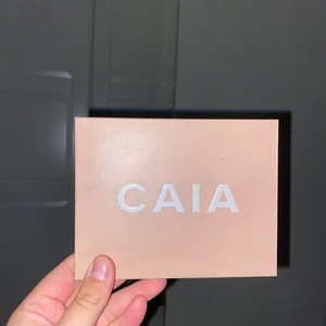 ”Bibbz signature” palett från CAIA - Säljer denna superfina ögonskuggspaletten från CAIA som aldrig kommer till avändning. Superfina färger & har ENDAST testat färgerna ”santa teresa” & ”new york” 1-2 gånger. 🤎  skicka privat vid frågor 🛍