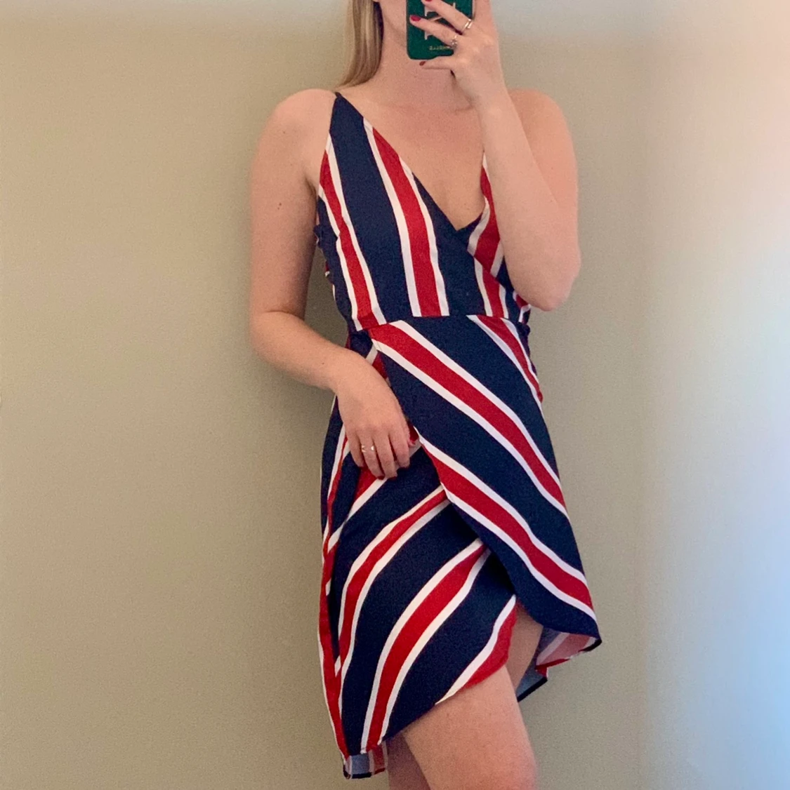 Sommarklänning med slits, i satinliknande material💙 - 90