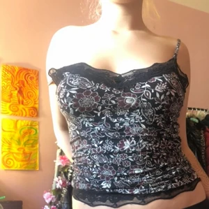 Blommig linne/topp - Linne med blommigt mönster och spets kanter! Svart och vinröd🔥😍