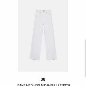 ZARA vita jeans hög midja - Säljer mina helt oanvända jeans ifrån ZARA (prislappar kvar). Säljer pga hann inte skicka tillbaka dessa, behöll ett par andra i en större storlek. Storlek 38 men passar snarare en 36.