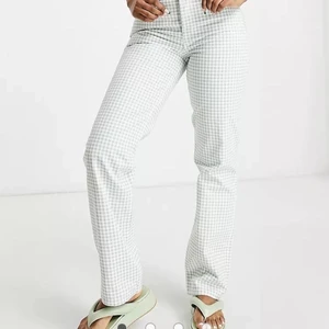 Rutiga jeans  - Funderar på att sälja mina superfina gingham-mönstrade jeans då jag inte är helt säker på att de är min stil🤗 (första och andra bilden lånade men mina är från samma märke samt samma modell) Aldrig använda. Färgen framgår inte riktigt - de är iaf ljusgröna & vita. Strl 28/32 men små i storleken (jag brukar ha ca 36 i zarajeans ex)💓
