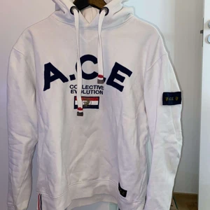 A.C.E hoodie  - Jag säljer nu en vit a.c.e hoodie i fint skick