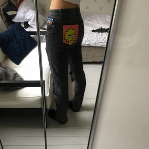 Målad jeans med Simpson insperation!  - Så snygga och coola jeans från Zara! Har målat på Lisa och Bart från Simpson med vattenfast färg. Jeansen har hål och slitningar samt en slits. Extremt snygga men kommer inte till användning:/ 
