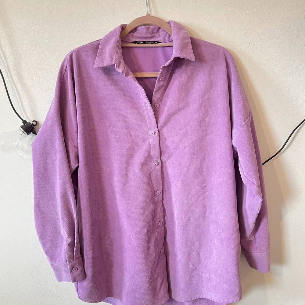 Fin lila oversized skjorta med fickor från Zara. Endast använd ett fåtal gånger. . Skjortor.