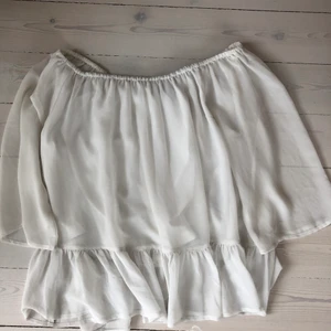 Vit blus - Vit blus från GinaTricot.  Storlek: XS, men funkar till någon som har storlek S också!💓