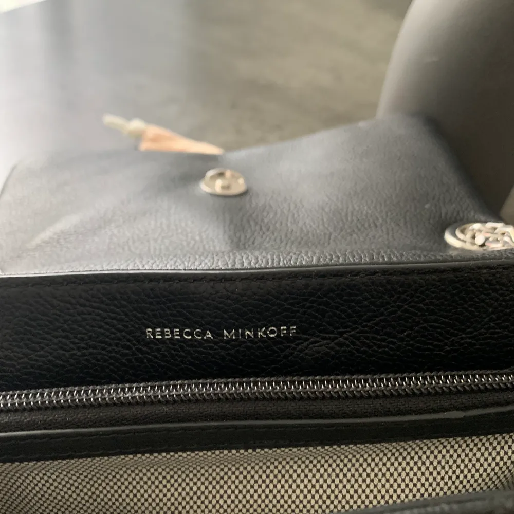 Säljer denna superfina svarta rebecca minkoff väskan! Den är i jättefint skick, köpt för 2500kr! . Accessoarer.