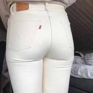Levis 501 - Så så fina Levis jeans! Helt oskadda, dock för små för mig. Waist27 Length28, Jag är 168cm lång. Orginal pris 1099kr jag säljer dessa för 450kr exklusive frakt, så du får betala fraktkostnaden! 