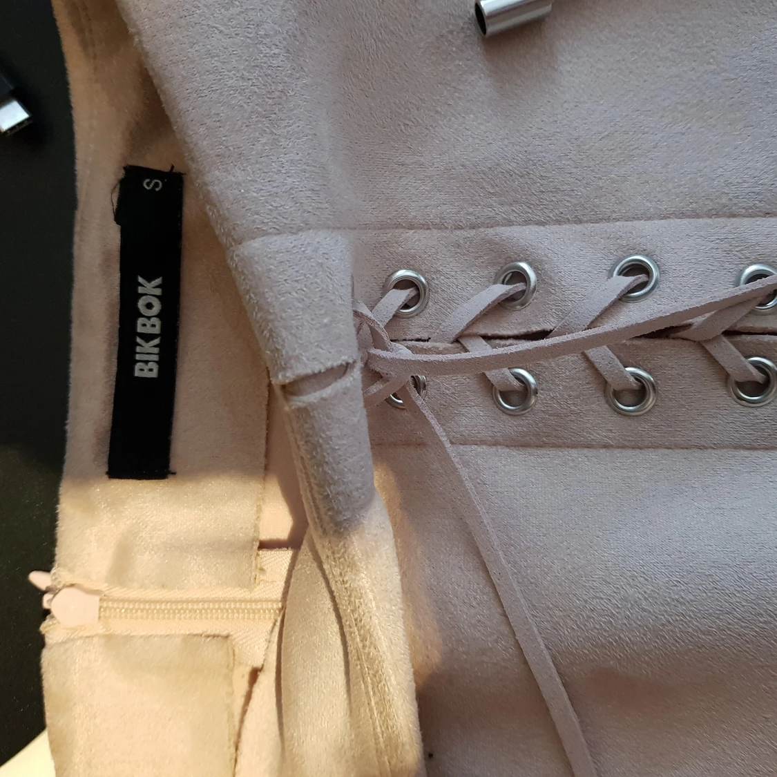 Snygg rosa kjol i mockaimitation  - 91