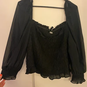 Smockad blus - En fin smockad blus från H&M i storlek XL! Aldrig använd då den är lite stor för mig i bysten tyvärr!