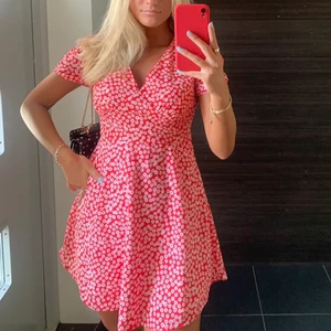 Blommig klänning - Röd blommig klänning. Superfin till sommarn och använd endast 2 gånger! Köpt förra året men är i nyskick!