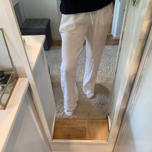 Linne byxor - Linnebyxor med fickor på sidorna! väldigt härliga nu till sommaren lite långa för mig som är 168 cm
