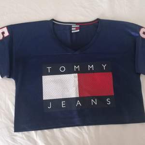 TOMMY JEANS croped T-shirt. Material like jersey. Very good quality. Never worn only washed.