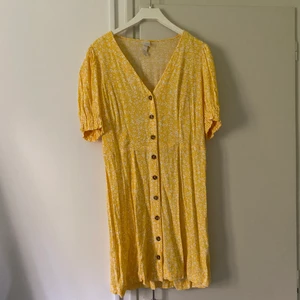 Blommig klänning - Gul, blommig klänning från HM i storlek 42, skulle dock säga att den är mer 38-40. Endast använd en gång! Något genomskinlig. Köparen står för ev. frakt!