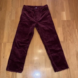 Manchester byxor  - Vinröda manchesterbyxor. Modellen är cropped straightleg. Mötas eller frakt mot avgift 