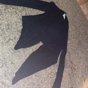 Kofta  - Kofta från Lindex. Super fin o söt längre fram o kort bak. Köparen står för frakt 